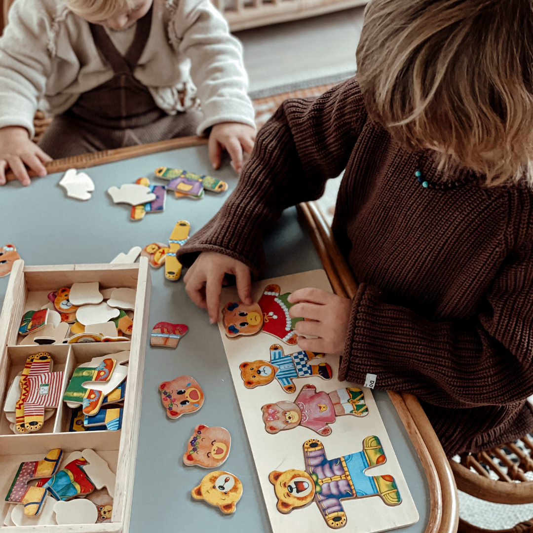 "Boris färgglada träpussel för barn, oändliga klädkombinationer, pedagogisk och slitstark bokträleksak."