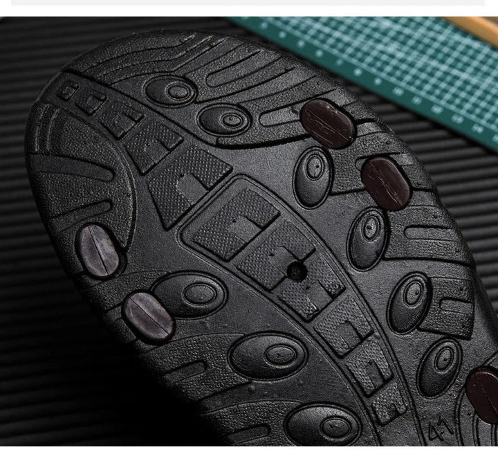 "Bruna herr slip-on sandaler, lättviktsdesign, andas perfekt för sommar, med slitstark yttersula och bekväm fotbädd."