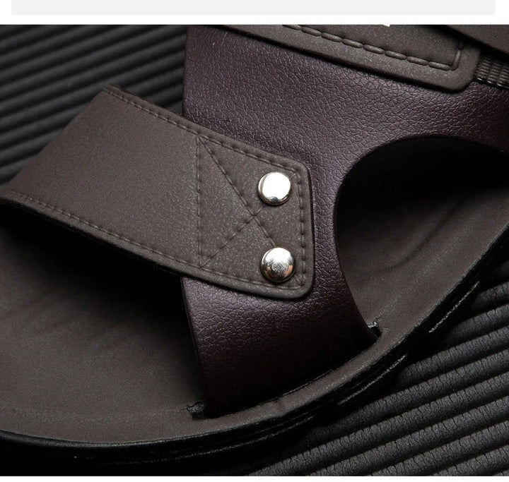 "Bruna herr slip-on sandaler, lättviktsdesign, andas perfekt för sommar, med slitstark yttersula och bekväm fotbädd."