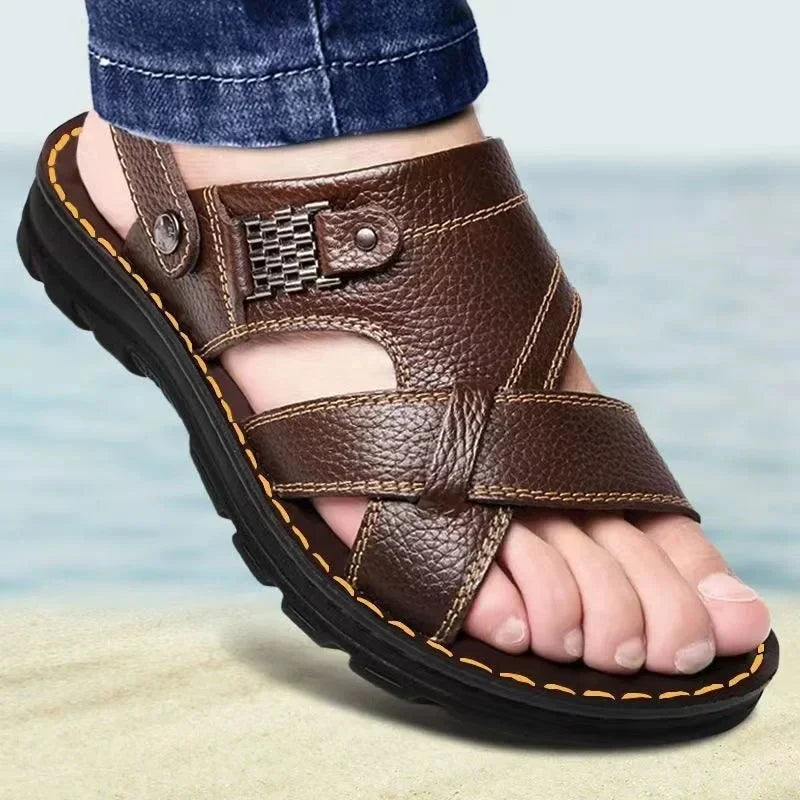 "Bruna läder herrsandaler med halkfri, tjock sula; perfekt för sommar och utomhusbruk, kombinerar komfort och stil."