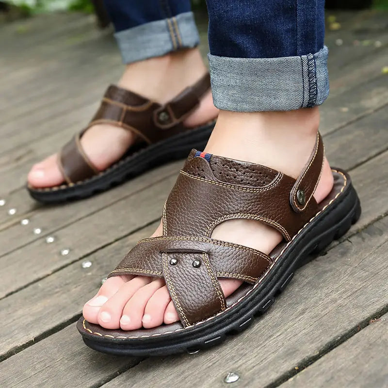 "Bruna läder herrsandaler med halkfri, tjock sula; perfekt för sommar och utomhusbruk, kombinerar komfort och stil."