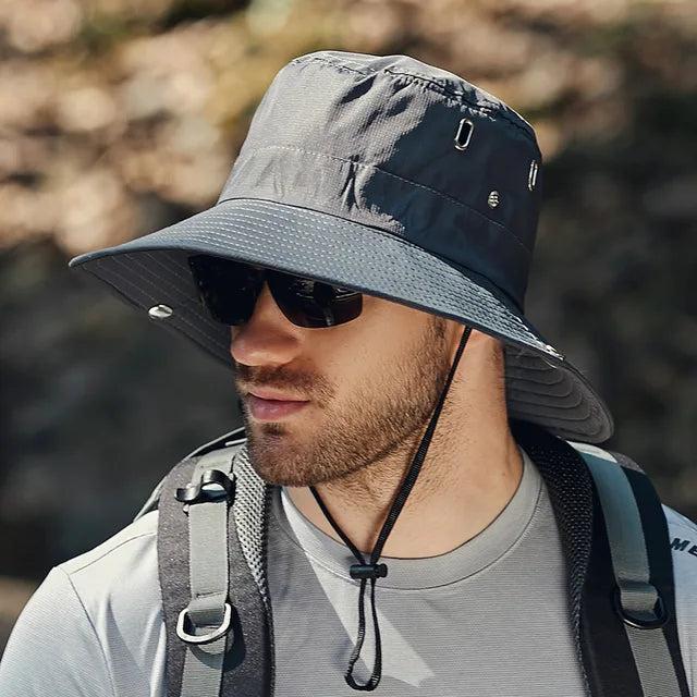 "Bucket hatt för män med bred kant i beige, grön, mörkgrå eller svart. UV-skyddande för utomhusaktiviteter."