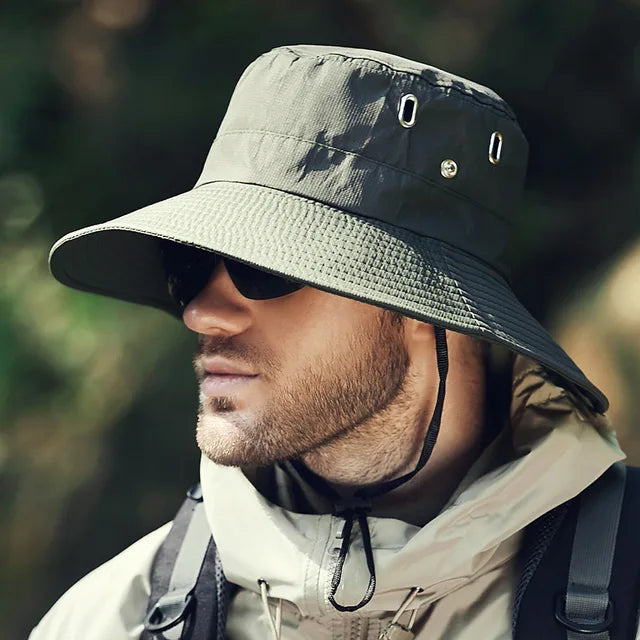 "Bucket hatt för män med bred kant i beige, grön, mörkgrå eller svart. UV-skyddande för utomhusaktiviteter."