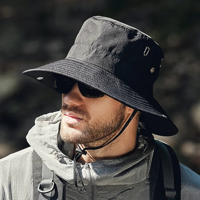 "Bucket hatt för män med bred kant i beige, grön, mörkgrå eller svart. UV-skyddande för utomhusaktiviteter."