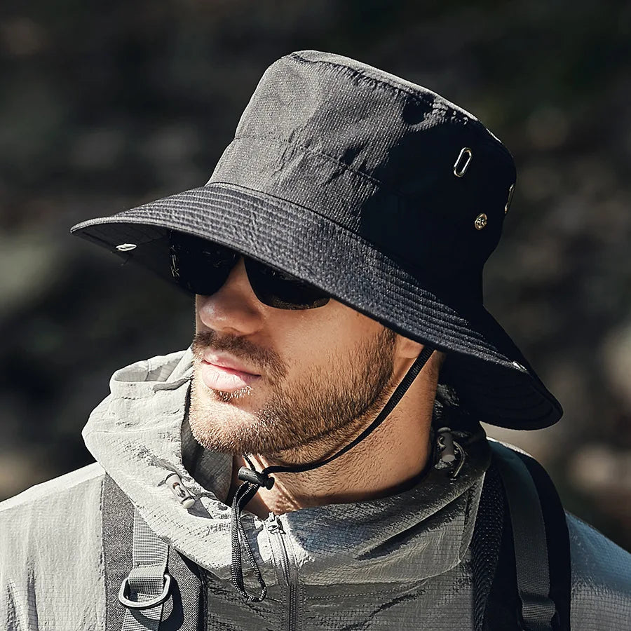 "Bucket hatt för män med bred kant i beige, grön, mörkgrå eller svart. UV-skyddande för utomhusaktiviteter."