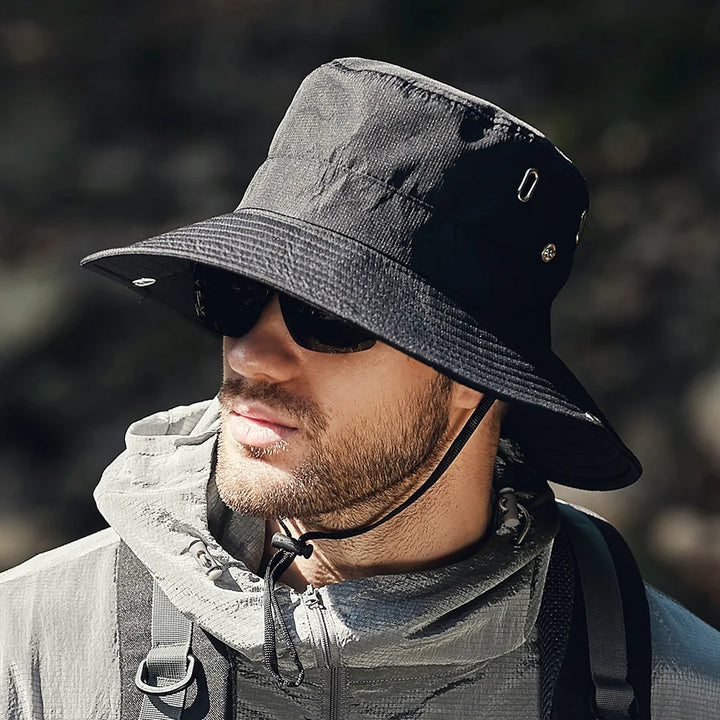"Bucket hatt för män med bred kant i beige, grön, mörkgrå eller svart. UV-skyddande för utomhusaktiviteter."