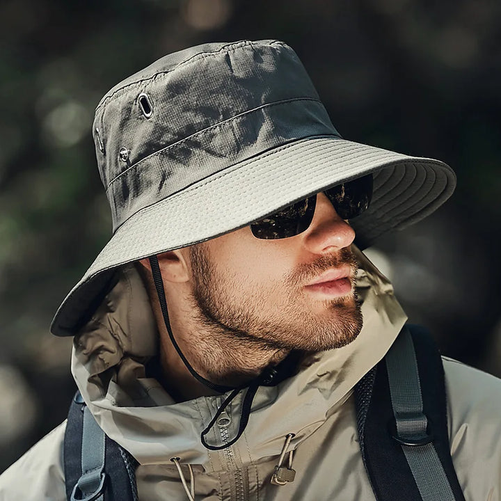 "Bucket hatt för män med bred kant i beige, grön, mörkgrå eller svart. UV-skyddande för utomhusaktiviteter."