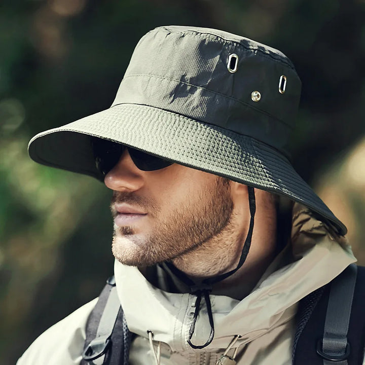 "Bucket hatt för män med bred kant i beige, grön, mörkgrå eller svart. UV-skyddande för utomhusaktiviteter."