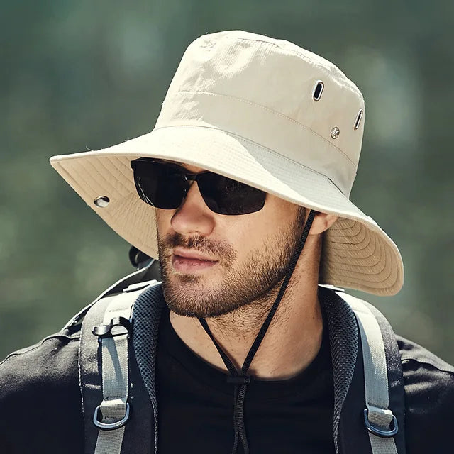 "Bucket hatt för män med bred kant i beige, grön, mörkgrå eller svart. UV-skyddande för utomhusaktiviteter."
