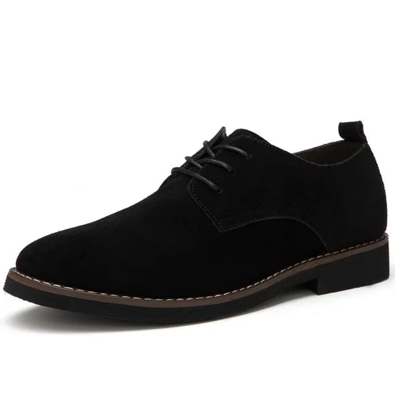 "Casual herr Oxfordskor i mjuk mocka med snören, enfärgad design. Eleganta och bekväma, perfekta för vardagsbruk."