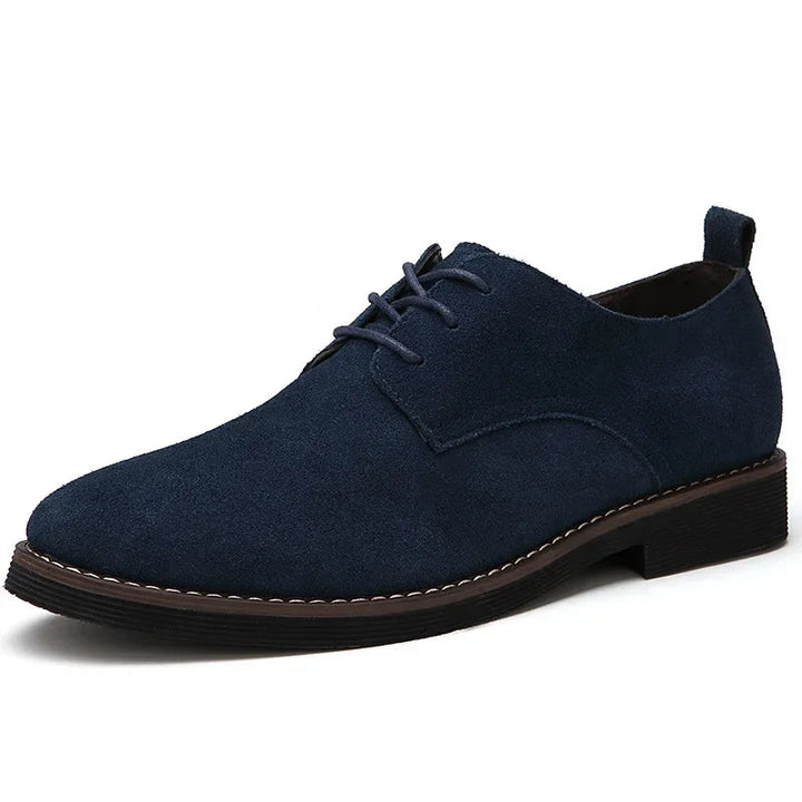 "Casual herr Oxfordskor i mjuk mocka med snören, enfärgad design. Eleganta och bekväma, perfekta för vardagsbruk."