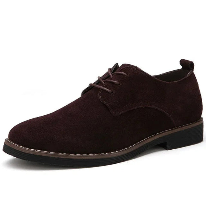 "Casual herr Oxfordskor i mjuk mocka med snören, enfärgad design. Eleganta och bekväma, perfekta för vardagsbruk."