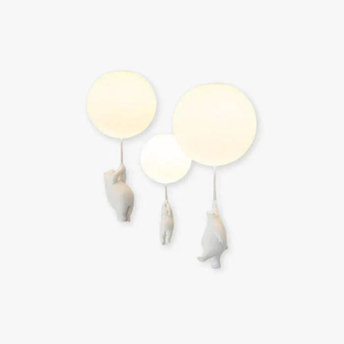 "Charmig barnplafondlampa med söt björn och färgglad ballong, perfekt som taklampa i barnrum för magisk atmosfär."