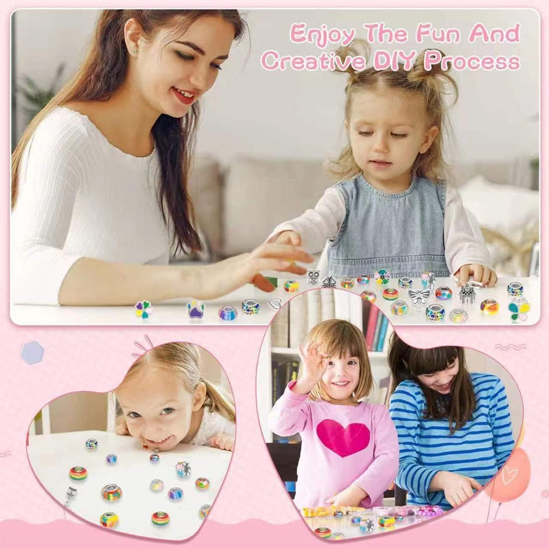 Charmigt armbands- och halsbandskit för flickor, med färgglada kristallpärlor och charmiga hängen som regnbågar och hjärtan.