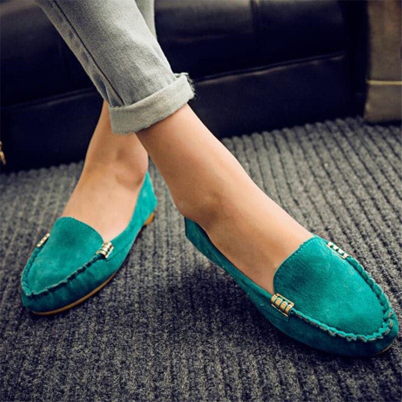"Chic denim espadriller med kedjedekoration, perfekt för sommar. Trendigt denimmaterial och bekväm design för kvinnor."