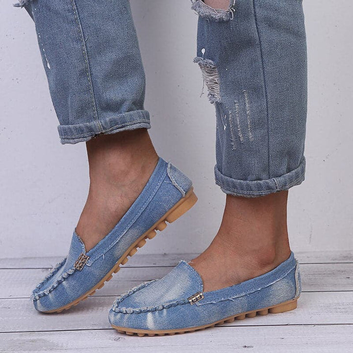 "Chic denim espadriller med kedjedekoration, perfekt för sommar. Trendigt denimmaterial och bekväm design för kvinnor."