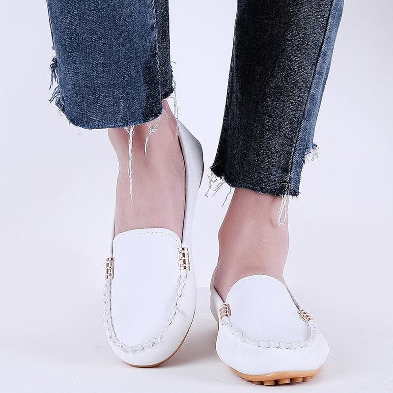 "Chic denim espadriller med kedjedekoration, perfekt för sommar. Trendigt denimmaterial och bekväm design för kvinnor."