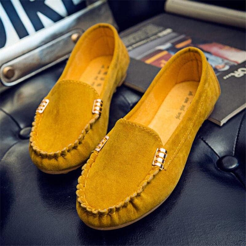 "Chic denim espadriller med kedjedekoration, perfekt för sommar. Trendigt denimmaterial och bekväm design för kvinnor."