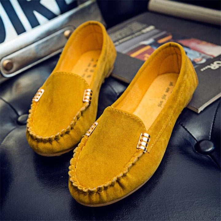 "Chic denim espadriller med kedjedekoration, perfekt för sommar. Trendigt denimmaterial och bekväm design för kvinnor."