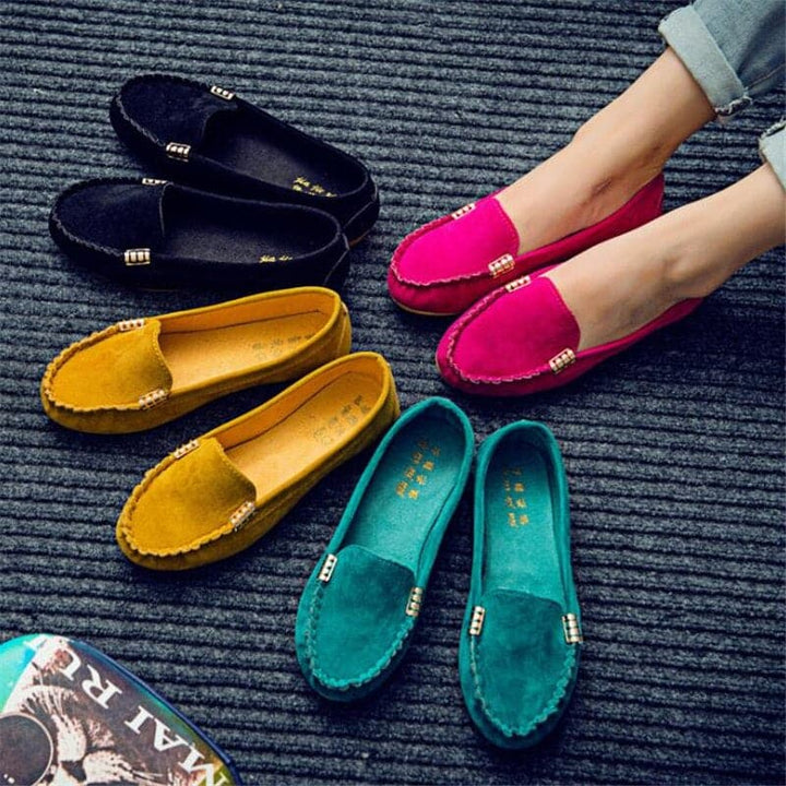 "Chic denim espadriller med kedjedekoration, perfekt för sommar. Trendigt denimmaterial och bekväm design för kvinnor."