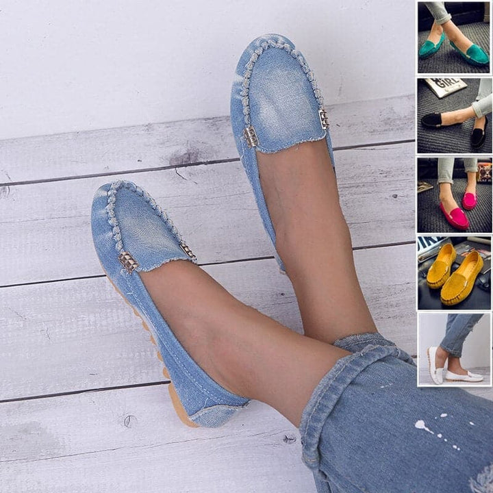 "Chic denim espadriller med kedjedekoration, perfekt för sommar. Trendigt denimmaterial och bekväm design för kvinnor."
