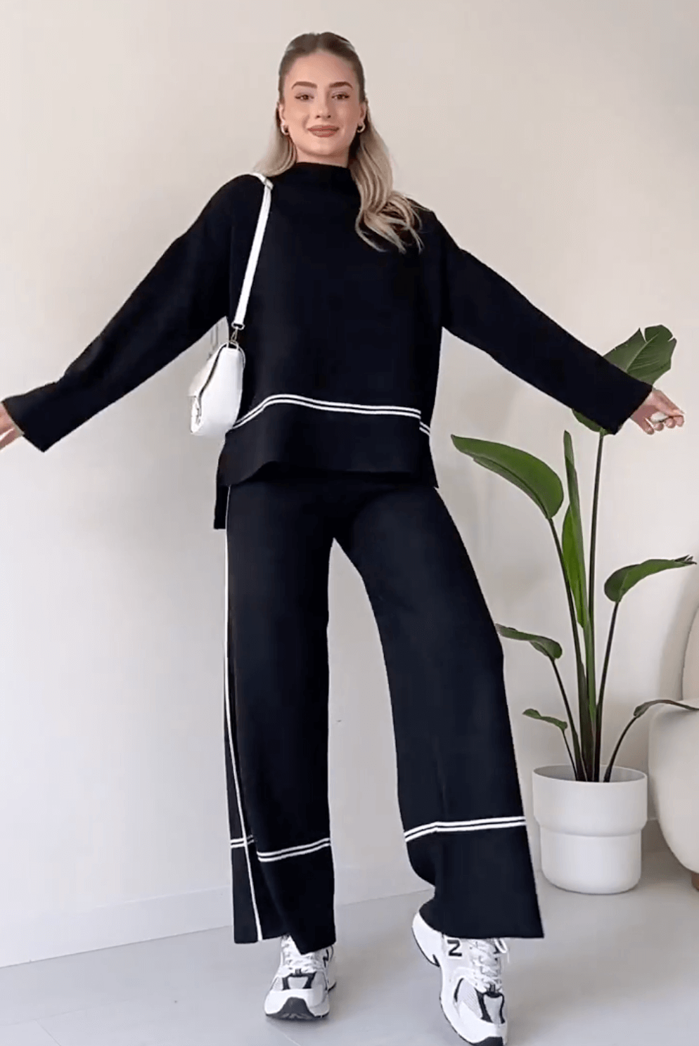 "Chic loungseset för kvinnor med vid byxa och oversized topp i mjukt, andningsbart tyg. Stilrent och bekvämt."