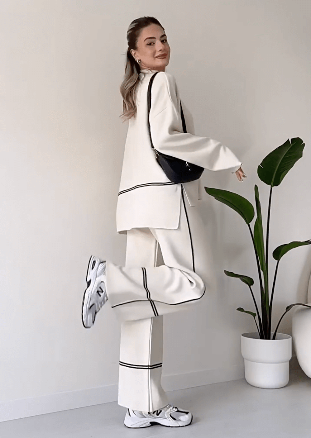 "Chic loungseset för kvinnor med vid byxa och oversized topp i mjukt, andningsbart tyg. Stilrent och bekvämt."