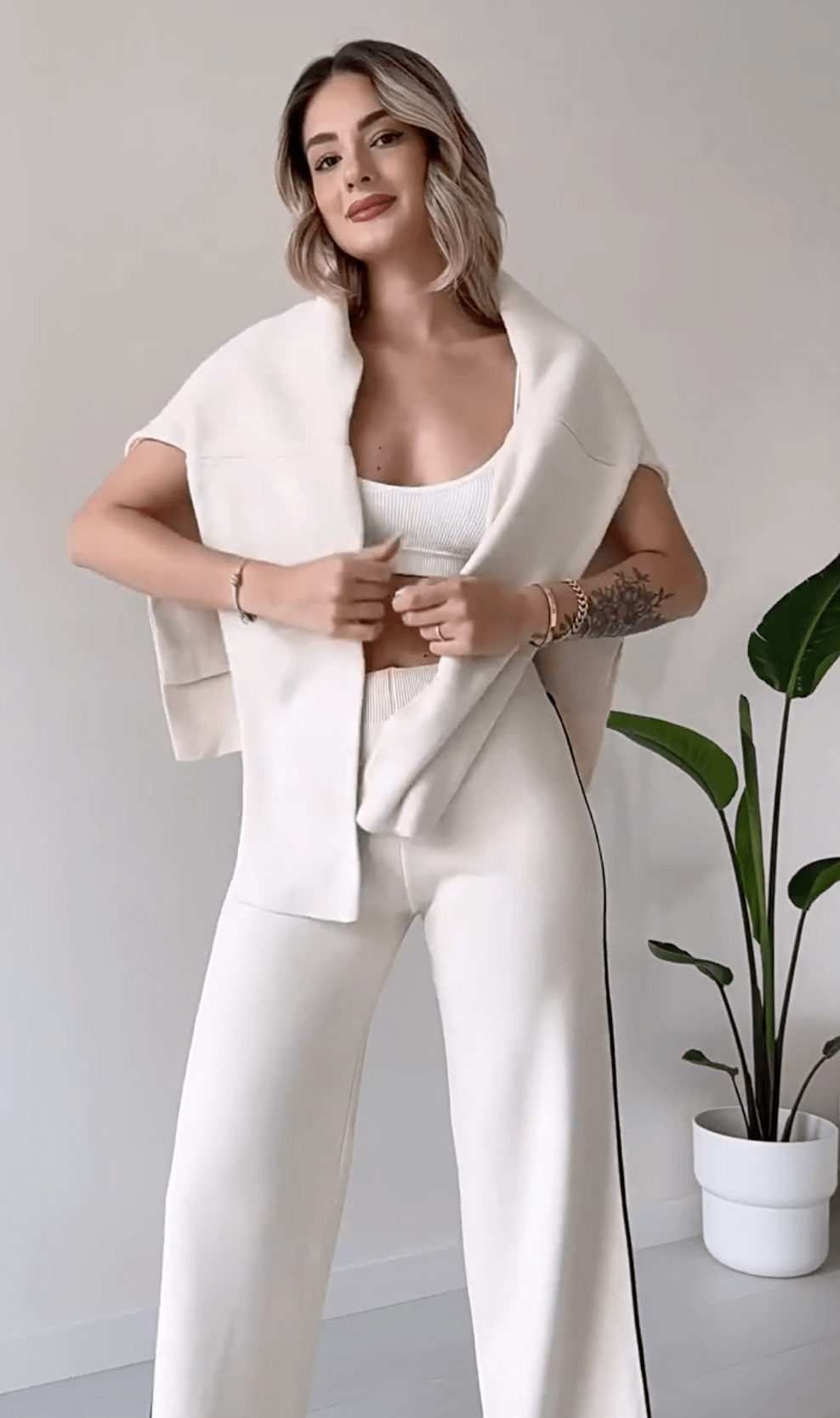"Chic loungseset för kvinnor med vid byxa och oversized topp i mjukt, andningsbart tyg. Stilrent och bekvämt."