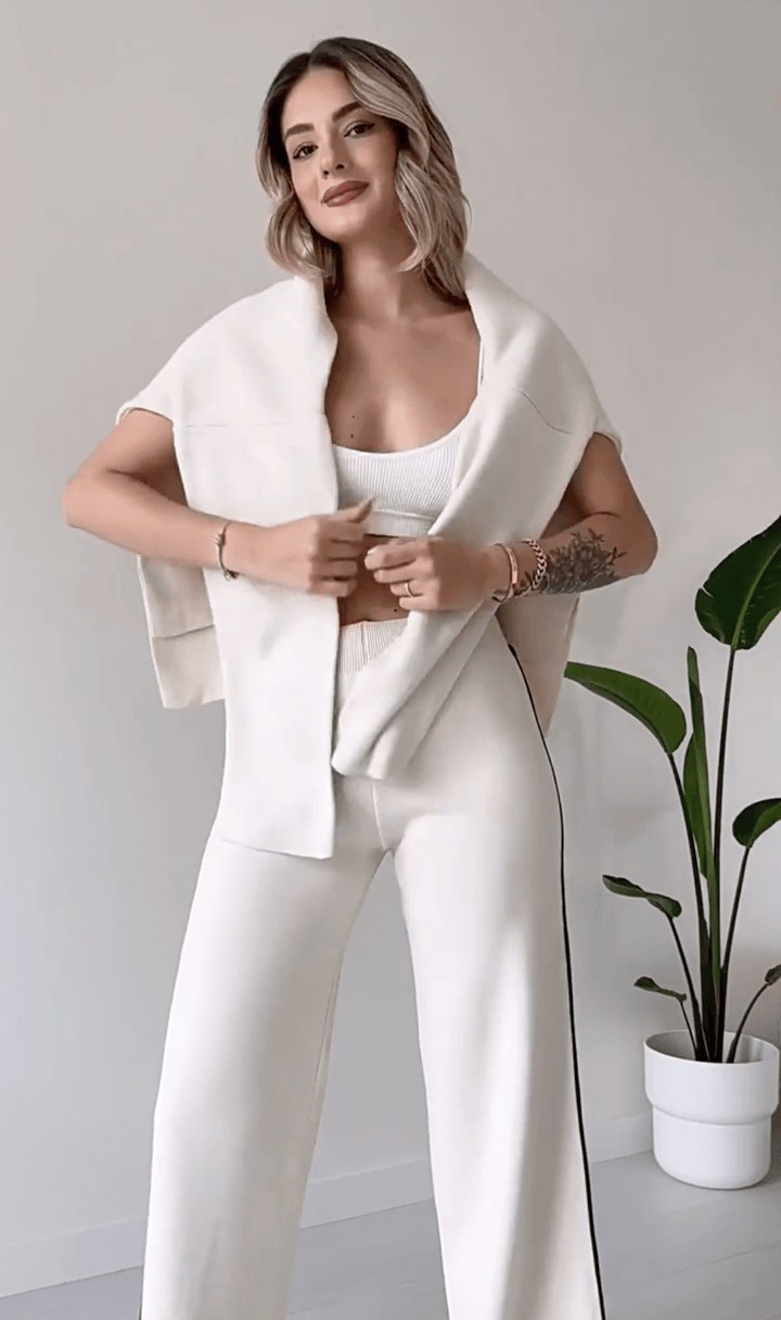 "Chic loungseset för kvinnor med vid byxa och oversized topp i mjukt, andningsbart tyg. Stilrent och bekvämt."