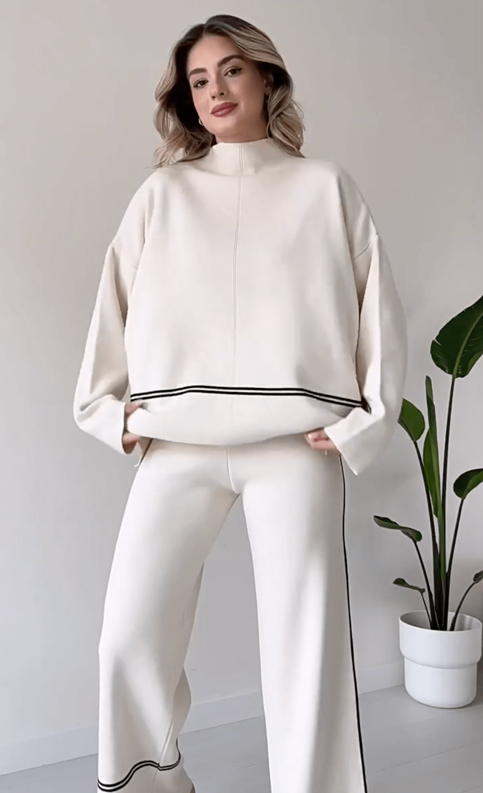 "Chic loungseset för kvinnor med vid byxa och oversized topp i mjukt, andningsbart tyg. Stilrent och bekvämt."