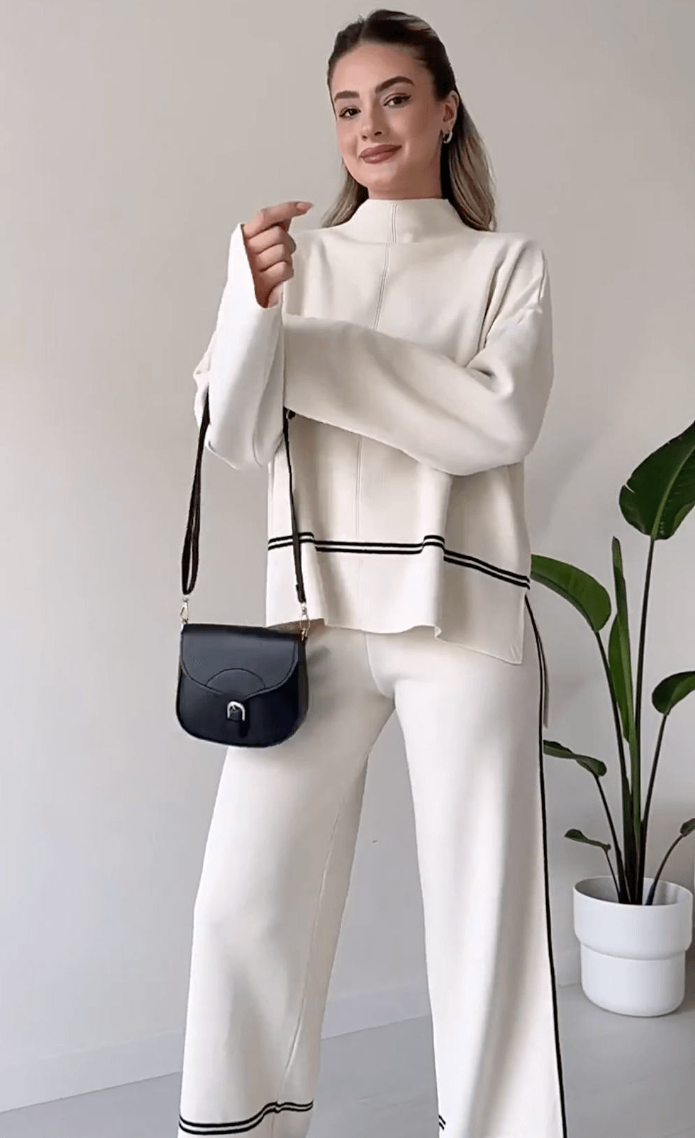 "Chic loungseset för kvinnor med vid byxa och oversized topp i mjukt, andningsbart tyg. Stilrent och bekvämt."