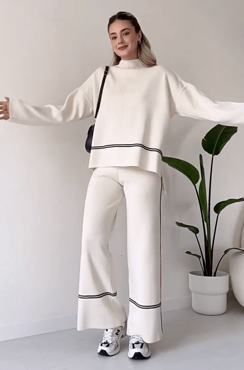 "Chic loungseset för kvinnor med vid byxa och oversized topp i mjukt, andningsbart tyg. Stilrent och bekvämt."