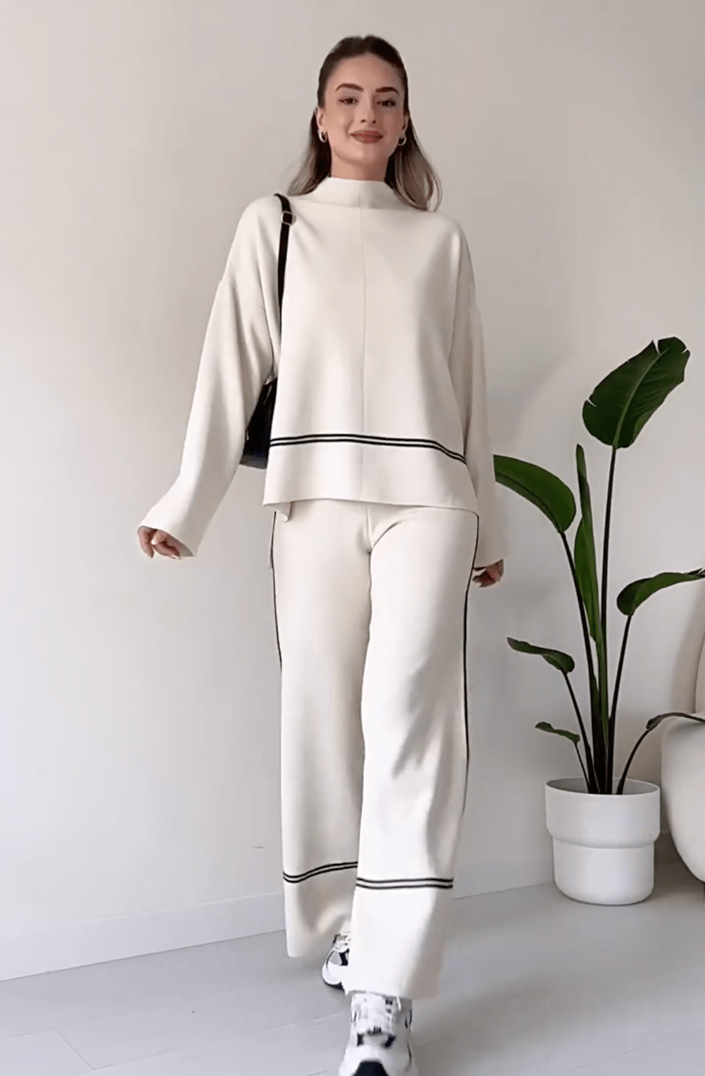 "Chic loungseset för kvinnor med vid byxa och oversized topp i mjukt, andningsbart tyg. Stilrent och bekvämt."