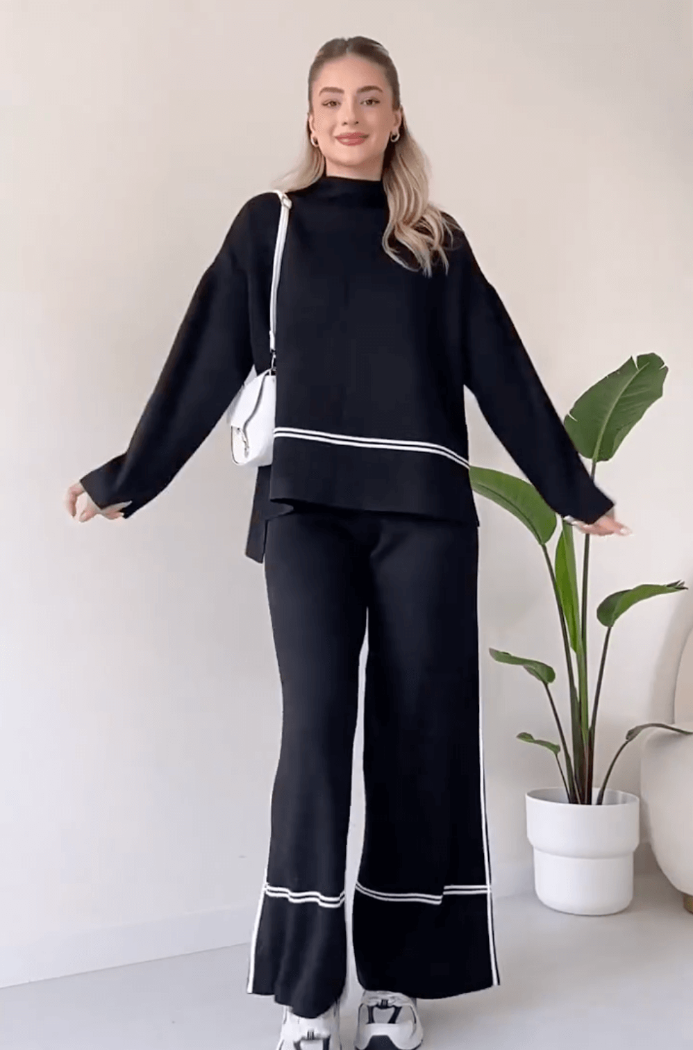 "Chic loungseset för kvinnor med vid byxa och oversized topp i mjukt, andningsbart tyg. Stilrent och bekvämt."