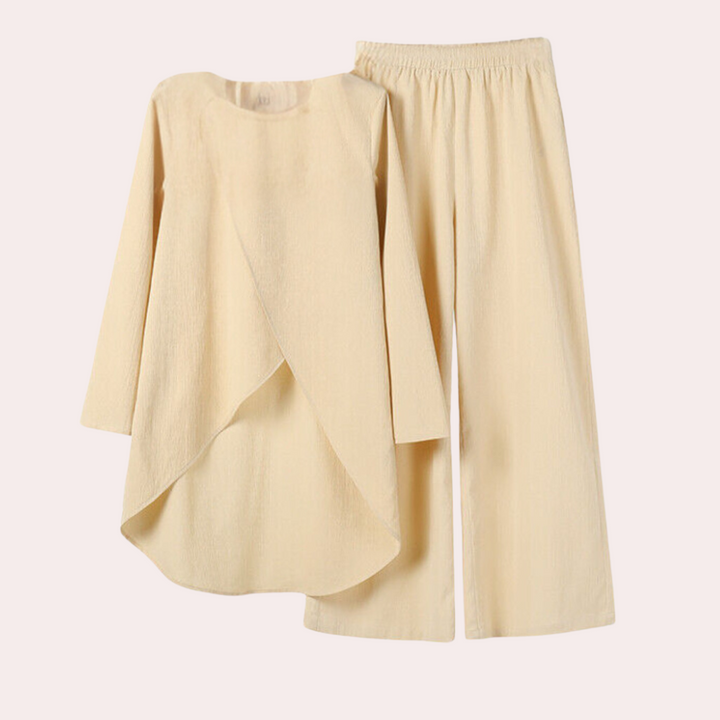 "Chic och komfortabelt Yasmin Twinset i khaki; skräddarsydd jacka och topp för elegant och mångsidig stil."