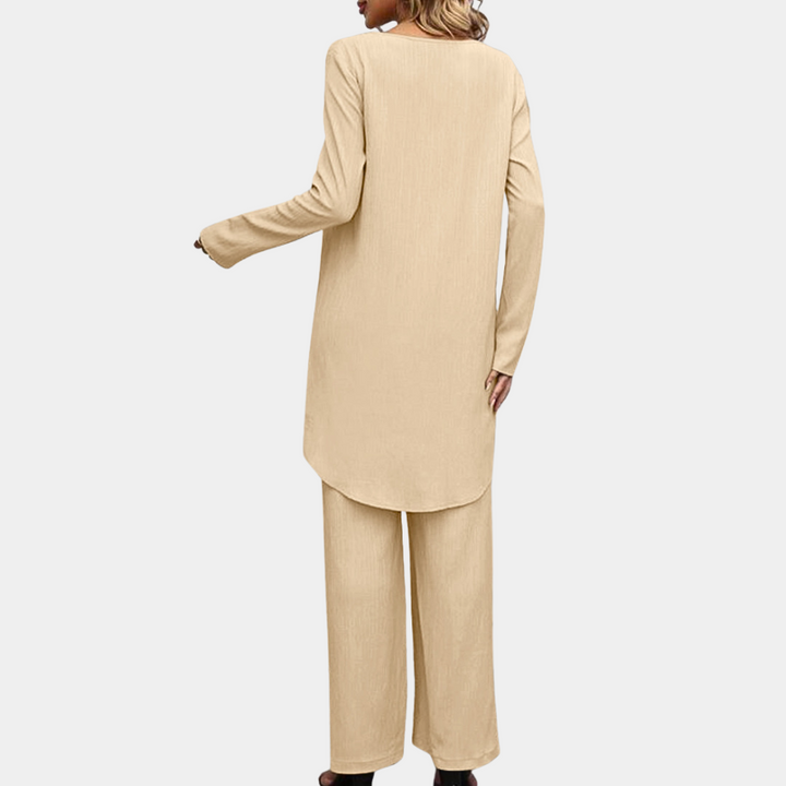 "Chic och komfortabelt Yasmin Twinset i khaki; skräddarsydd jacka och topp för elegant och mångsidig stil."