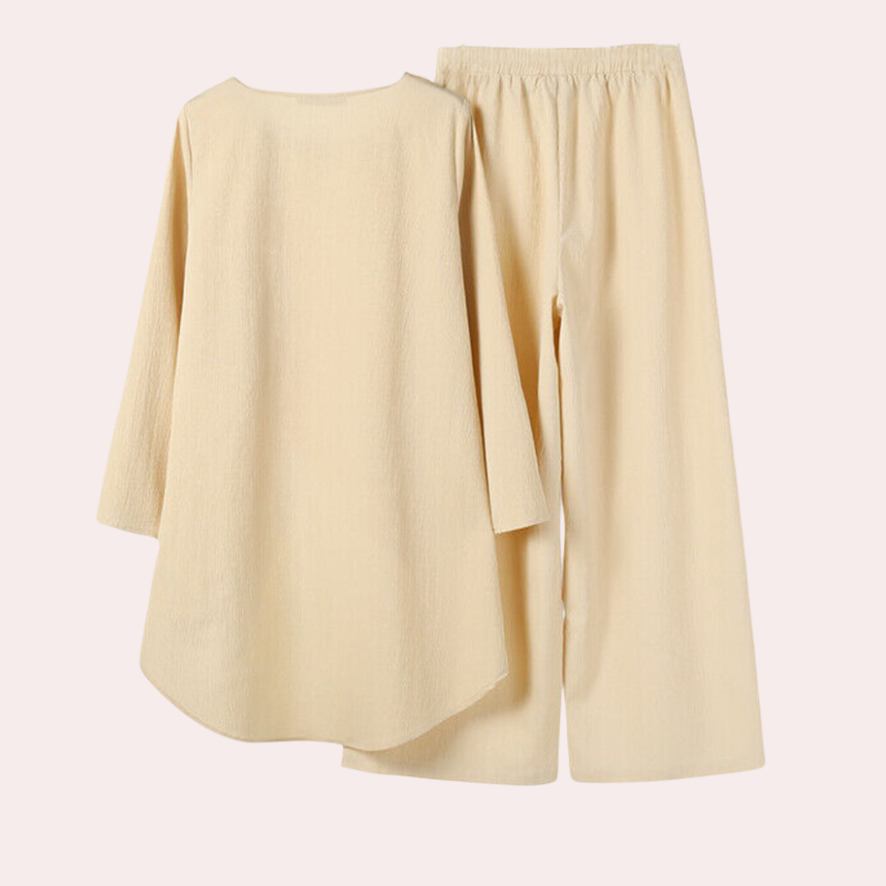 "Chic och komfortabelt Yasmin Twinset i khaki; skräddarsydd jacka och topp för elegant och mångsidig stil."