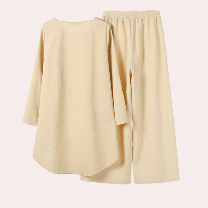 "Chic och komfortabelt Yasmin Twinset i khaki; skräddarsydd jacka och topp för elegant och mångsidig stil."