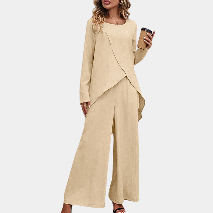 "Chic och komfortabelt Yasmin Twinset i khaki; skräddarsydd jacka och topp för elegant och mångsidig stil."