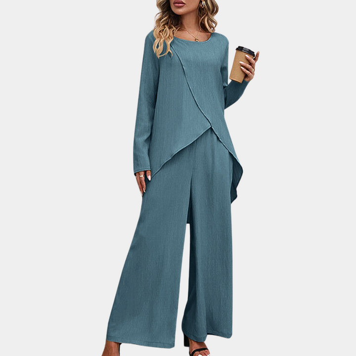 "Chic och komfortabelt Yasmin Twinset i khaki; skräddarsydd jacka och topp för elegant och mångsidig stil."
