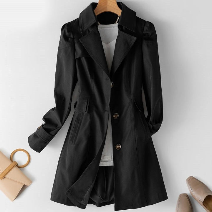 "Chic trenchcoat i beige för kvinnor, elegant design med skärp och mjukt, hållbart tyg, perfekt för alla tillfällen."