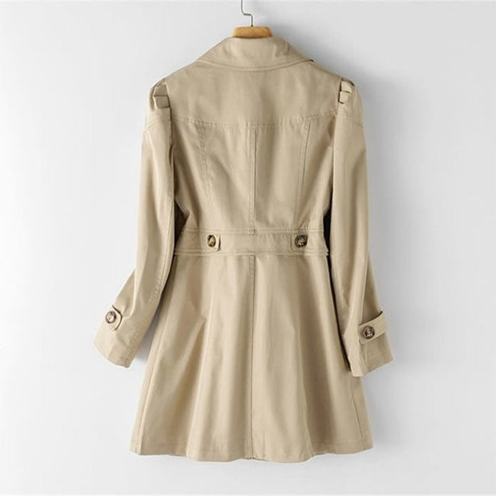 "Chic trenchcoat i beige för kvinnor, elegant design med skärp och mjukt, hållbart tyg, perfekt för alla tillfällen."