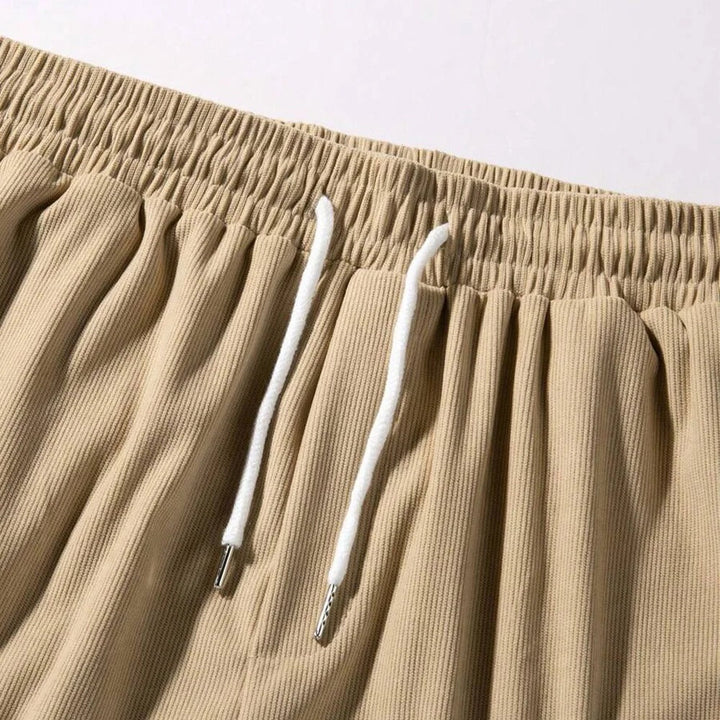 Corduroy shorts för herrar i mjuk struktur, avslappnad passform, beige färg, med praktiska fickor för vardaglig stil.