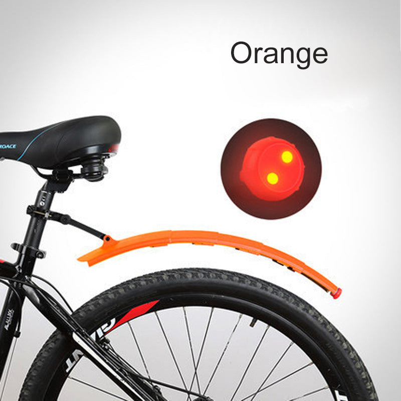 "Cykel stänkskydd, justerbart och vattentätt, med inbyggt bakljus, i svart plast för optimal säkerhet och synlighet."