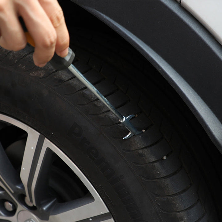 "Däckrengöringskrok av zinklegering & stål med ergonomiskt handtag och integrerad borste för effektiv däckvård."