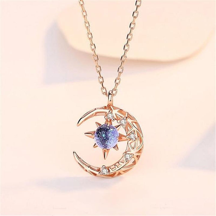 "Dam Astral Måne Halsband i rosé guld och silver, med måne och stjärndesign, justerbar kedja, smyckeaccessoar."