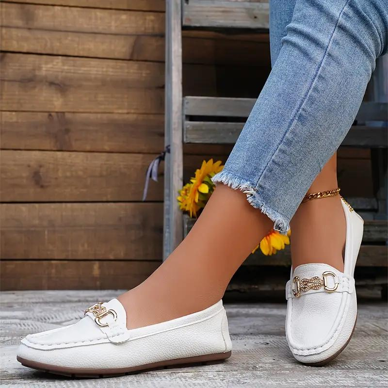 "Dam loafers i äkta läder med rundad tå och kedjedetalj, stilren slip-on design för komfort och elegant look."