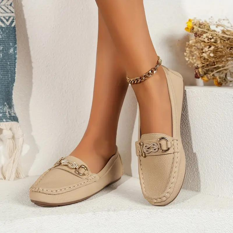 "Dam loafers i äkta läder med rundad tå och kedjedetalj, stilren slip-on design för komfort och elegant look."