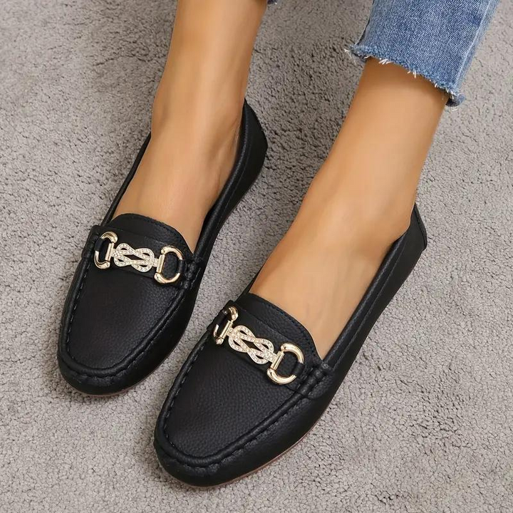 "Dam loafers i äkta läder med rundad tå och kedjedetalj, stilren slip-on design för komfort och elegant look."