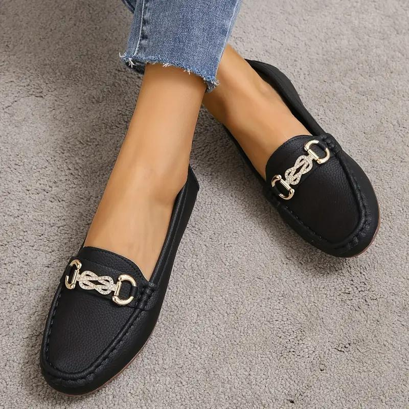 "Dam loafers i äkta läder med rundad tå och kedjedetalj, stilren slip-on design för komfort och elegant look."